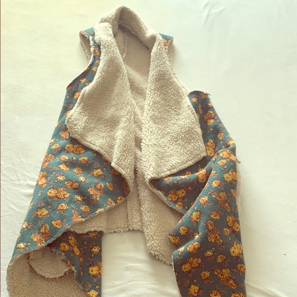 waist-length floral faux-wool cascade vest